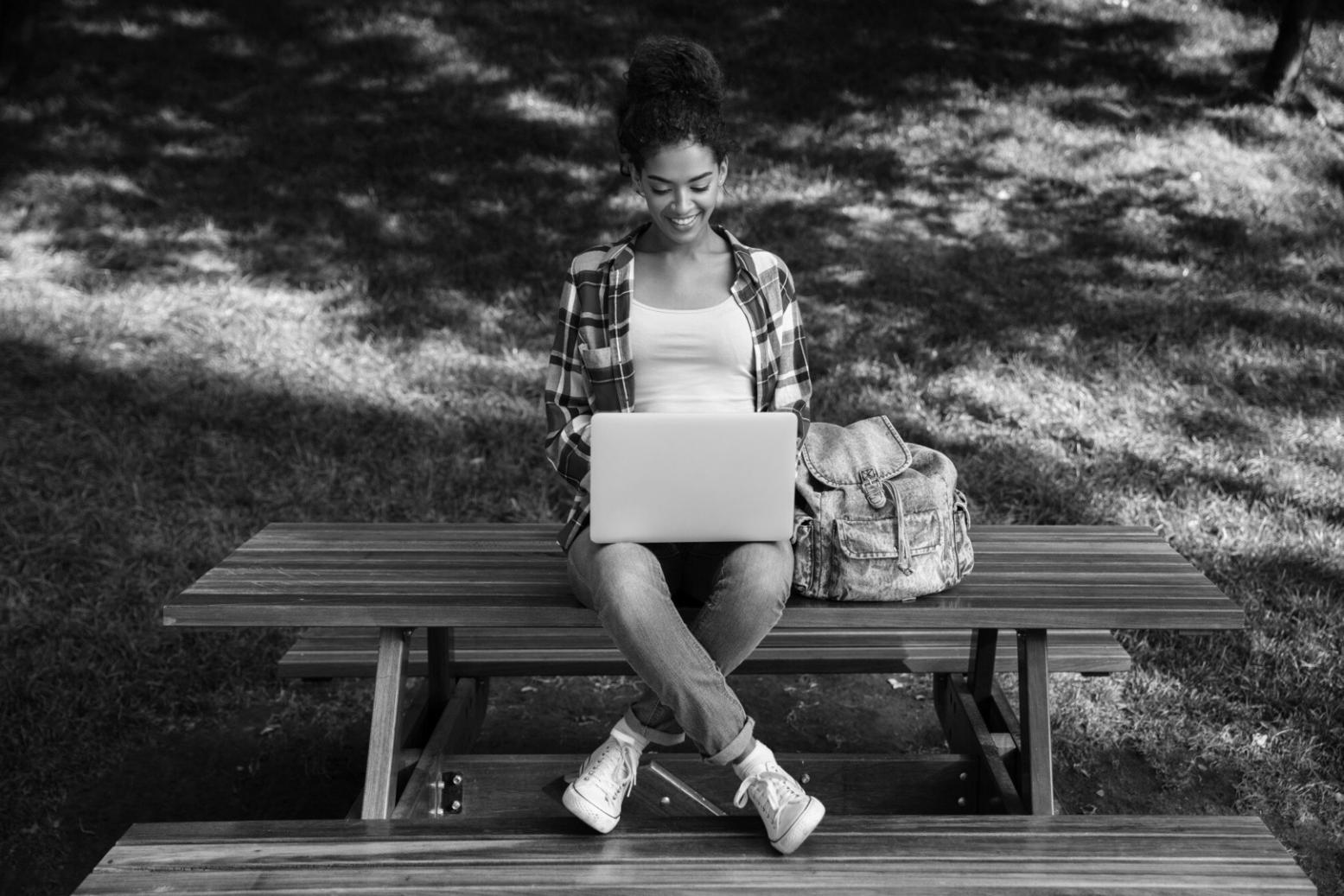 Arbeitsplatz mit Finanzanalyse-Tools und Dokumenten